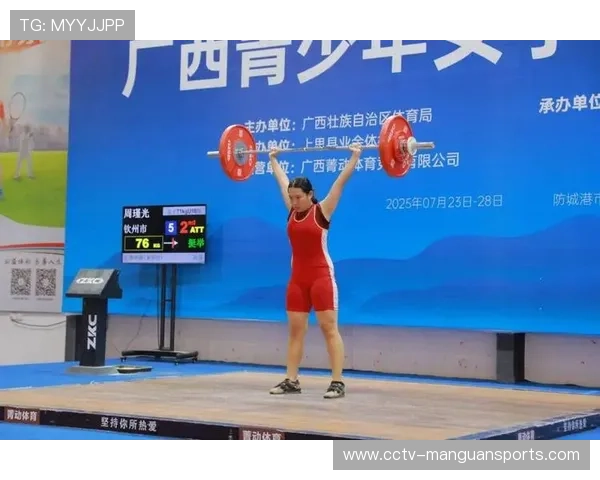 潘智欣女子71公斤级抓举115公斤暂居首位，展现强劲实力