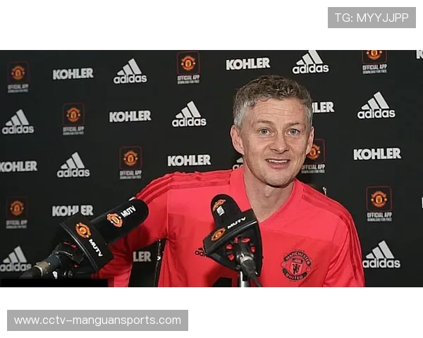 索尔斯克亚看台观战，曼联球迷高呼其名